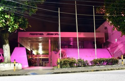 Prefeitura adere a campanha Outubro Rosa e Santana ganha iluminação especial