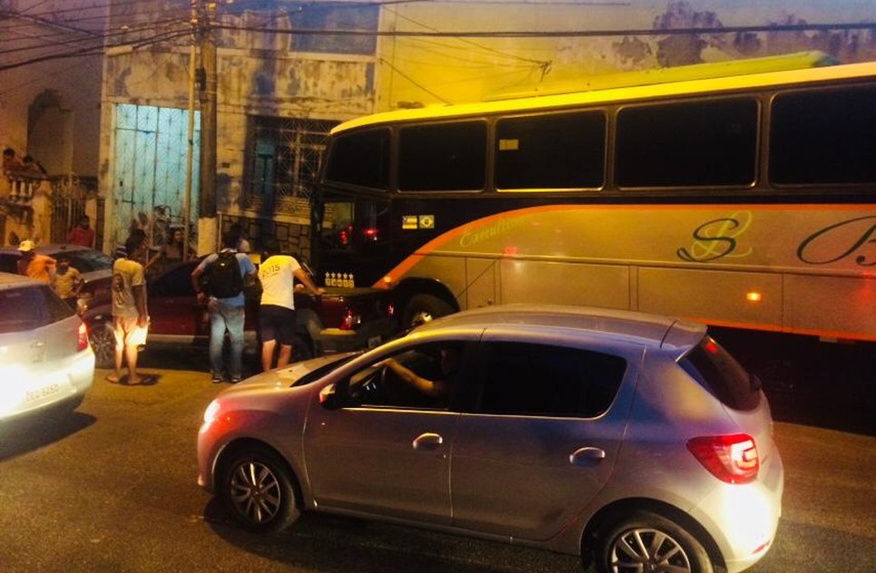 Ônibus invade casa