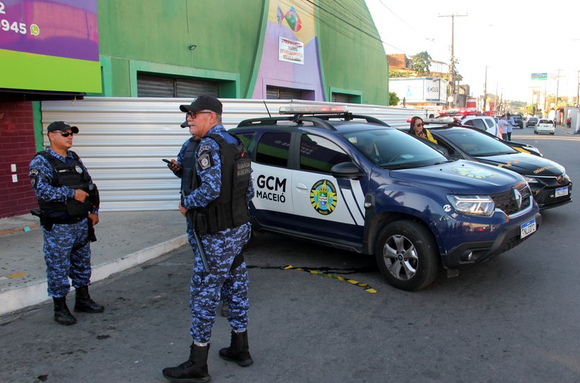Guarda Municipal presta apoio após parte da cobertura do Mercado de Jaraguá desabar