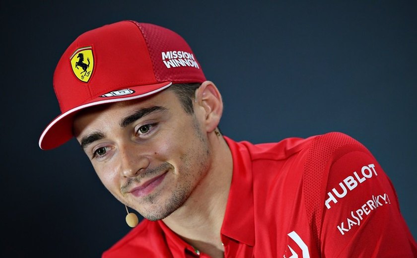 Leclerc abandona corrida, Verstappen lidera e Red Bull faz dobradinha na Espanha
