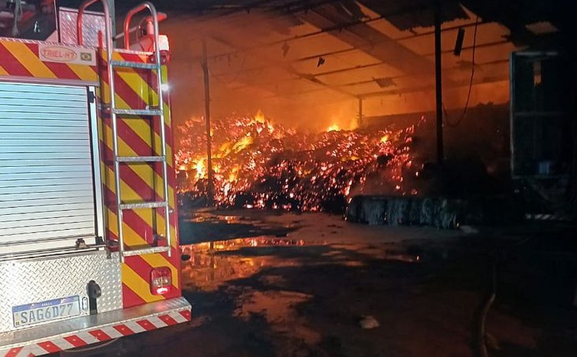 Dezesseis militares do Corpo de Bombeiros enfrentam incêndio em um galpão, na cidade de Roteiro