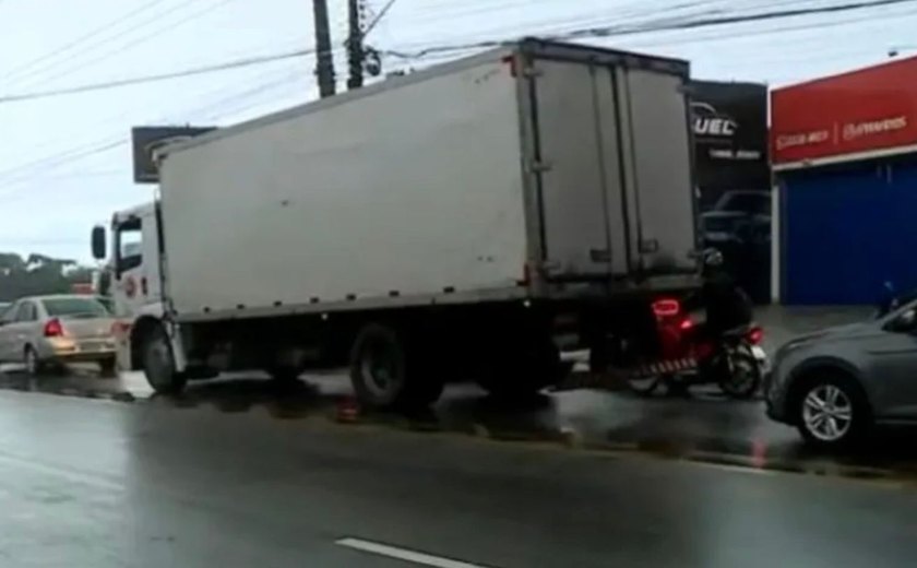 Casal morre após colisão entre moto e caminhão baú durante chuva forte em Maceió