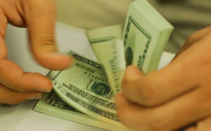 Dólar sobe com exterior; Pesquisa de Serviços eleva aposta em corte da Selic