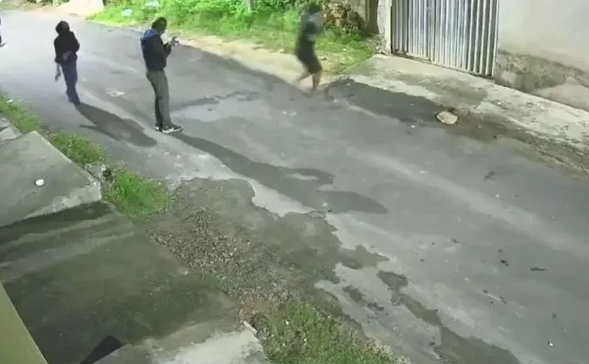 VÍDEO: Novas imagens mostram grupo armado invadindo casas no Benedito Bentes