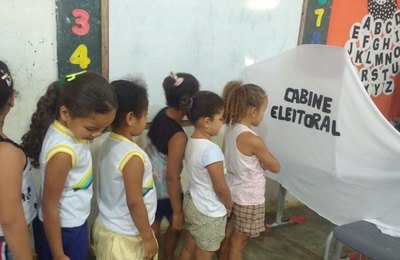 Projeto "Eleitor Mirim" estimula votação em escola de Santana do Mundaú   