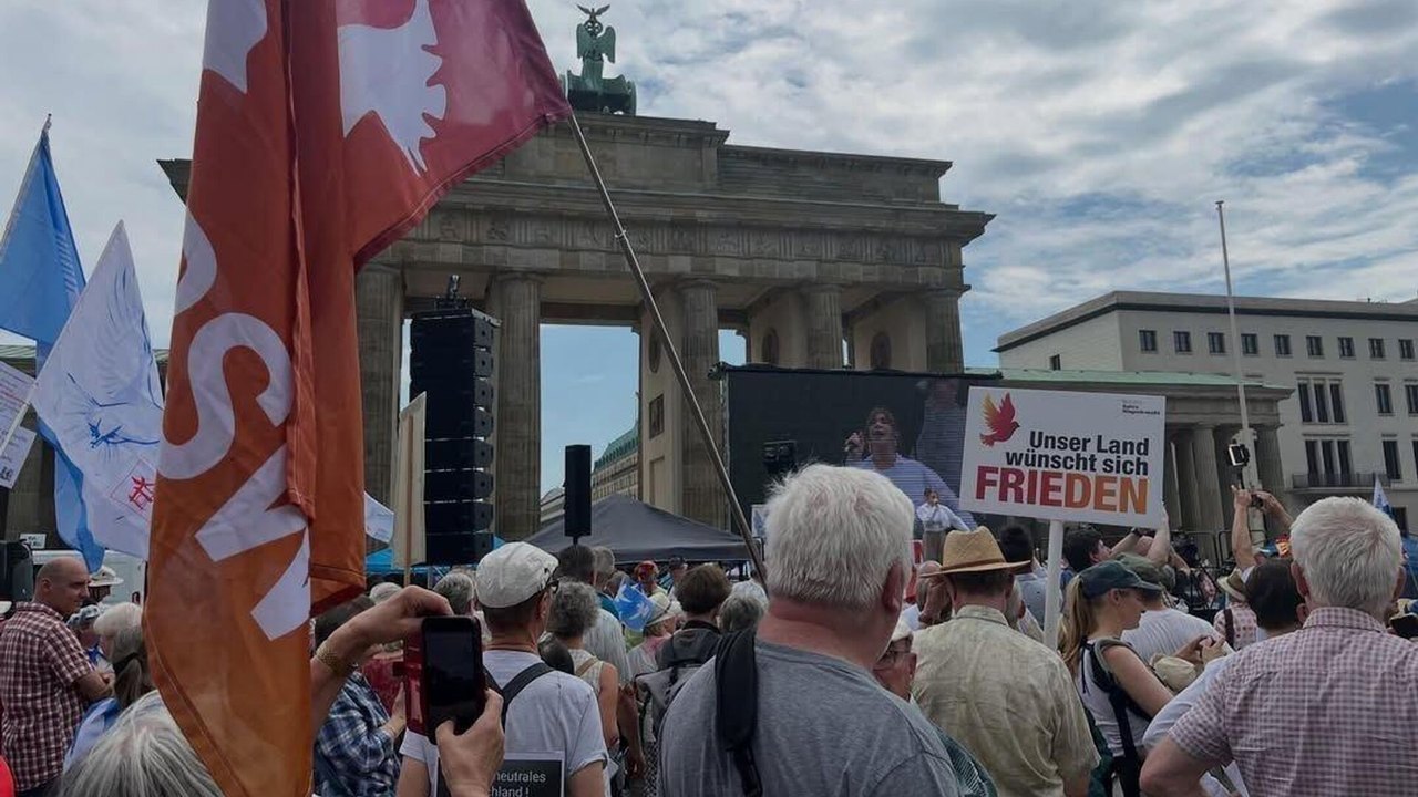 Marcha pela paz e diálogo com a Rússia reúne mais de mil pessoas em Berlim