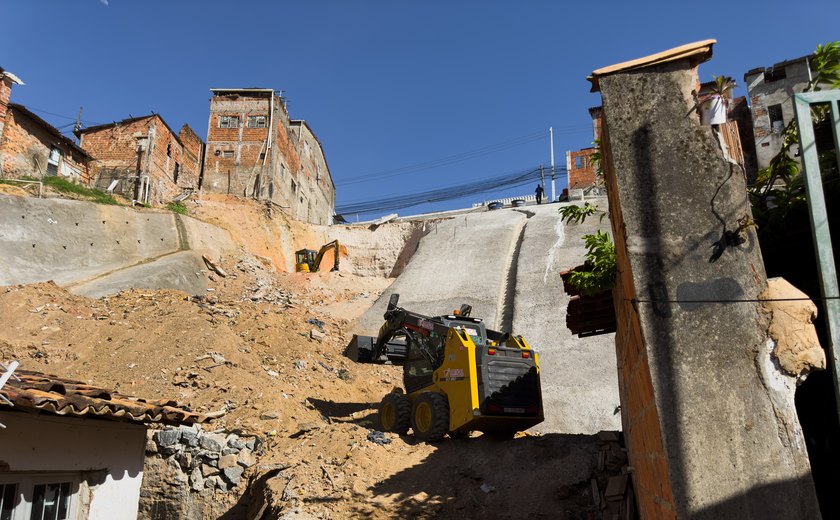 Obra de contenção de encosta no Jacintinho avança 70%