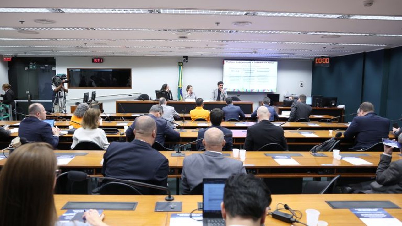 Debatedores divergem sobre ações do governo para conter preços dos combustíveis