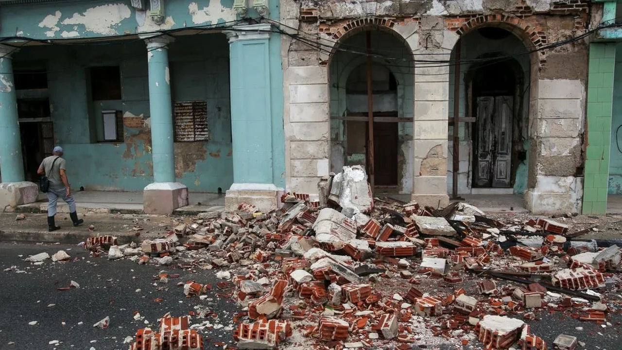 Cuba é sacudida por terremoto após furacões e apagões atingirem a ilha