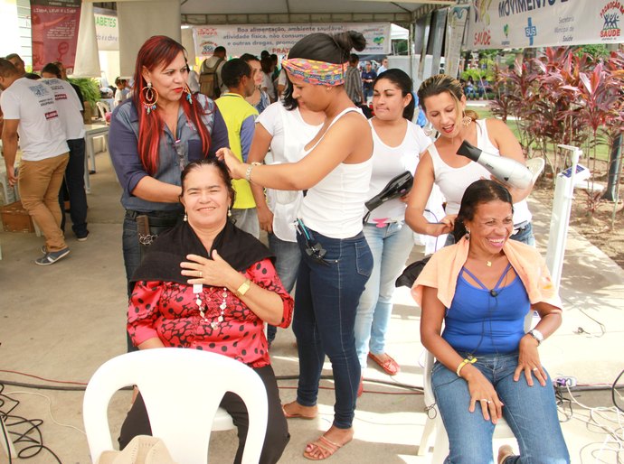 Arapiraca: “Prefeitura Com o Povo” leva serviços de beleza ao público feminino