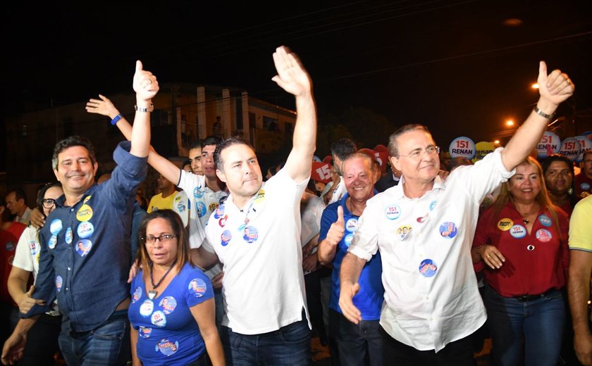 Caminhada com senador Renan reúne multidão no Tabuleiro do Martins