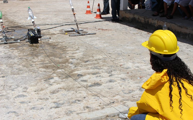 Estudantes do Sesi lançam foguetes construídos em sala de aula