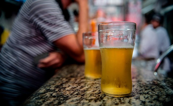 Atualmente, restrições a bebidas alcoólicas não abrangem as cervejas. Isso seria alterado pelo texto do relator do projeto, senador Styvenson Valentim   Fonte: Agência Senado