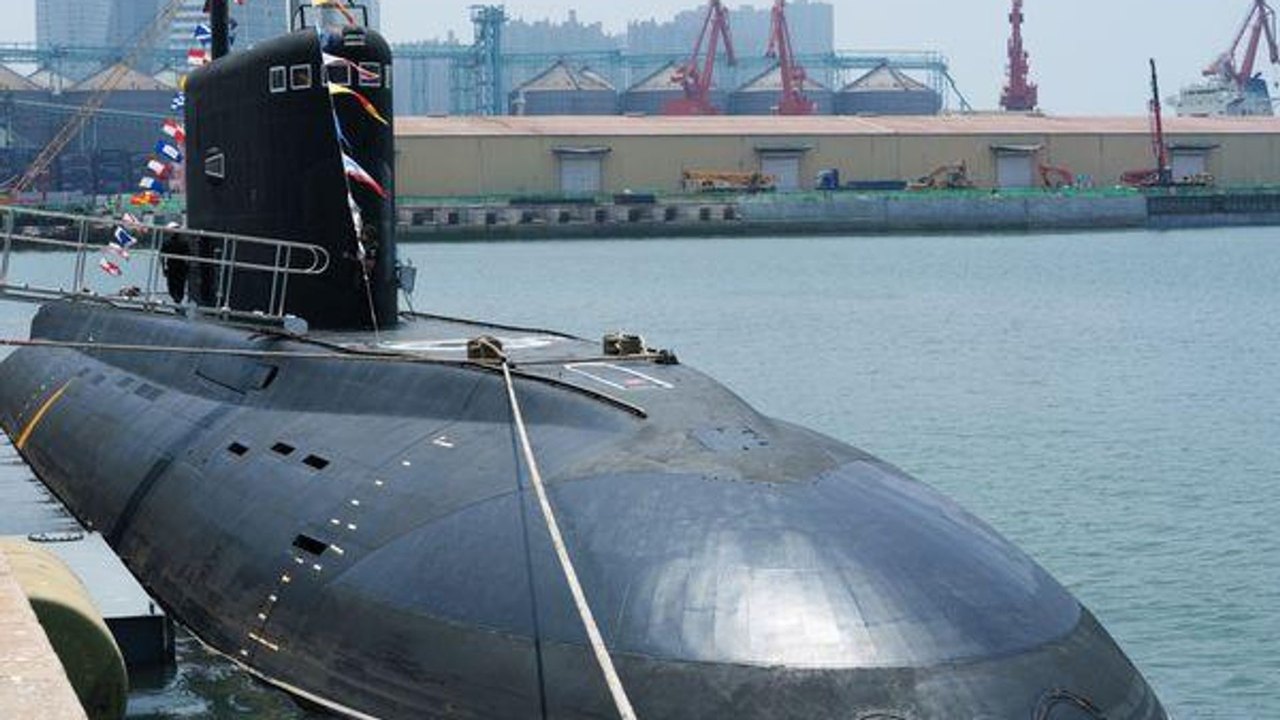 Poder de fogo russo: submarino Ufa realiza disparos de mísseis Kalibr no mar do Japão