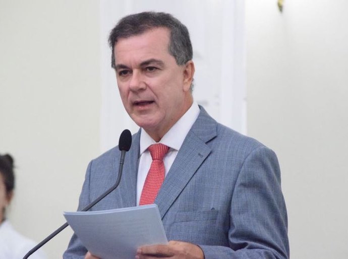 Ronaldo Medeiros lamenta falta de vagas no ensino público de Maceió