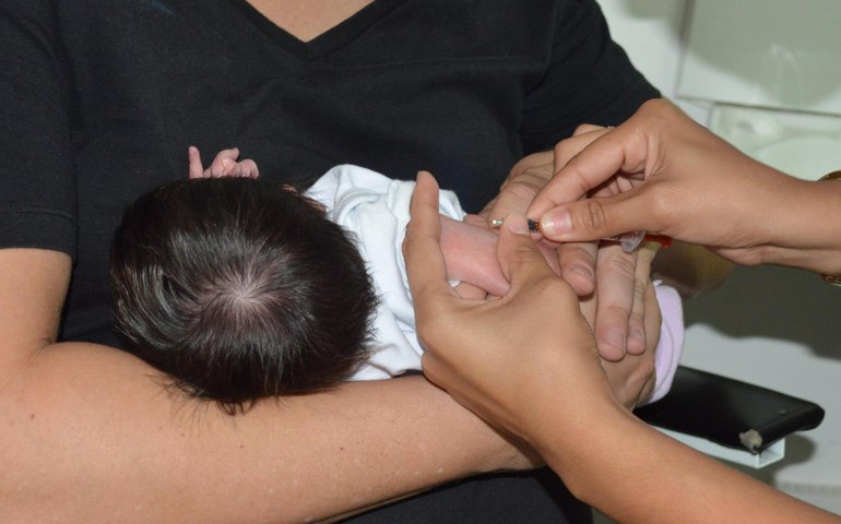 Pediatra da Sesau orienta mães sobre importância do anticorpo palivizumabe para bebês prematuros