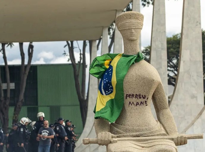STF condena mulher que pichou estátua a 14 anos de prisão