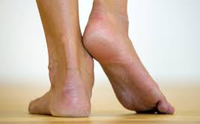 Bolhas, calos e unhas pretas: por que os pés dos atletas costumam ser feios? Especialista explica