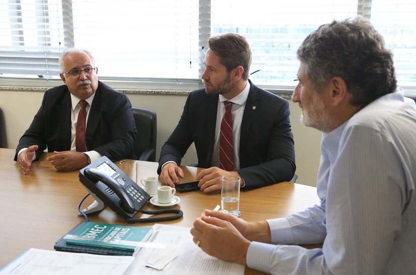 Teófilo leva projeto de urbanização da comunidade Mangabeiras a ministério