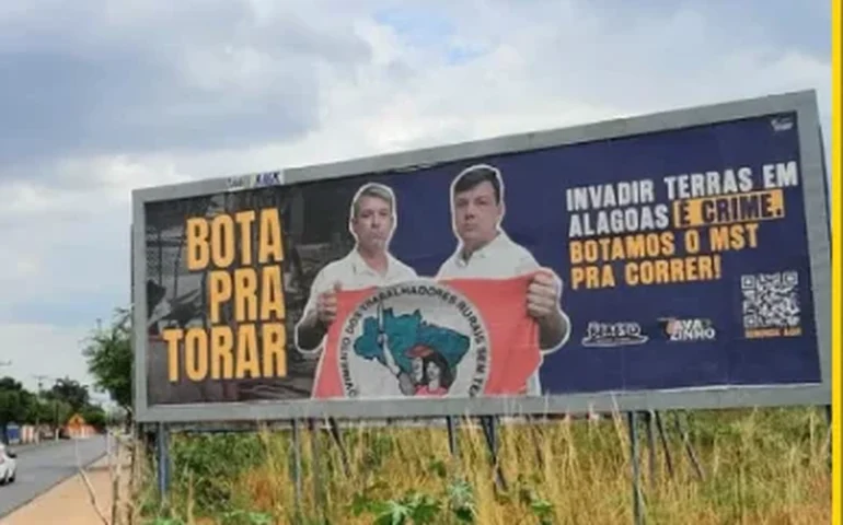 Outdoor com críticas ao MST e imagens de políticos do PL chama atenção em avenida de Arapiraca