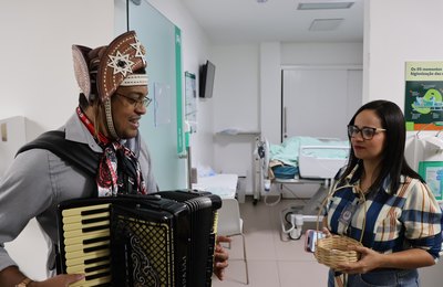 Em Maceió, sanfoneiro leva clima junino ao hospital e emociona pacientes