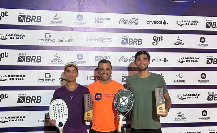 Cahu de roxo e Cavalieri de verde com Gilson França de laranja na premiação e dupla em ação durante a final