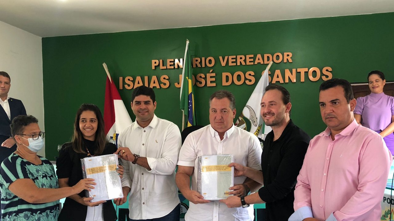 Governo de Alagoas entrega Plano Diretor de Porto de Pedras
