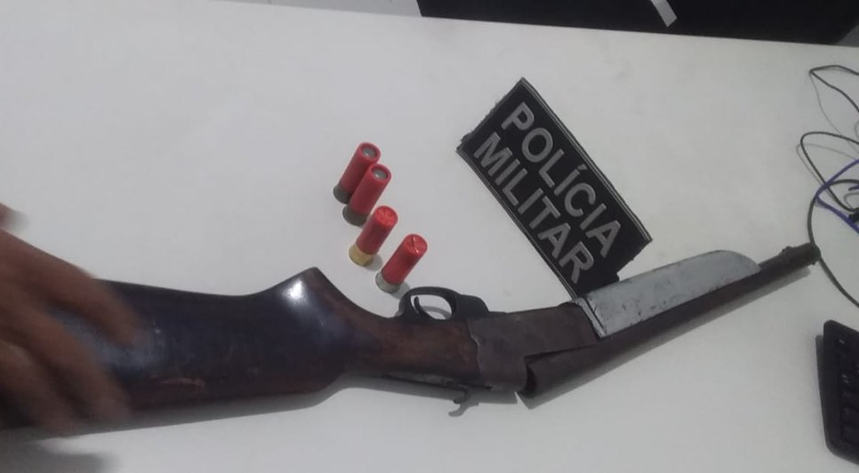 Homem tenta matar ex-companheira com escopeta na porta de bar e é preso em Malhador