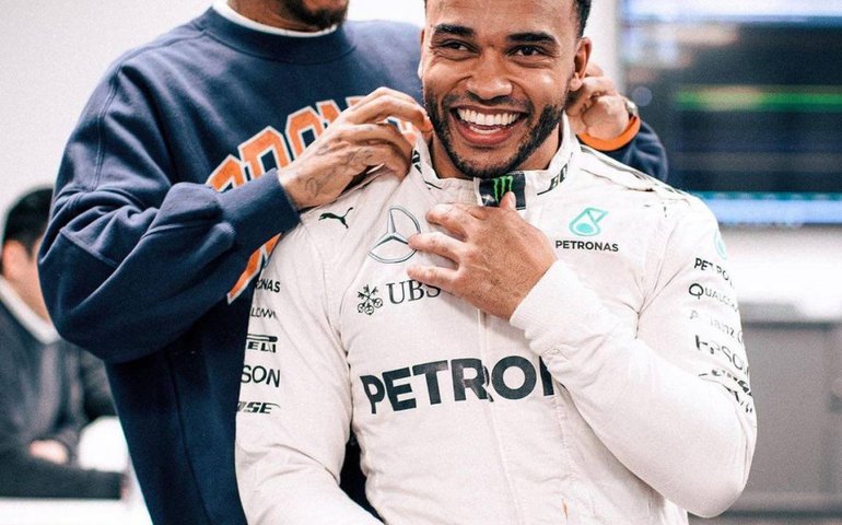 Irmão de Hamilton se torna 1ª pessoa com deficiência a pilotar simulador de F-1