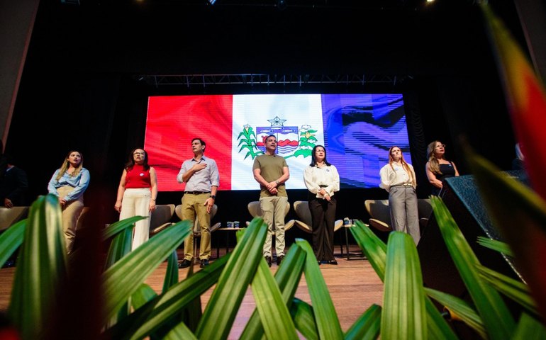 Paulo Dantas celebra avanços na educação e entrega kits de alfabetização para municípios alagoanos