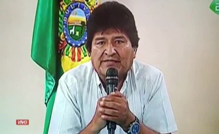 Evo Morales durante transmissão televisiva da renúncia