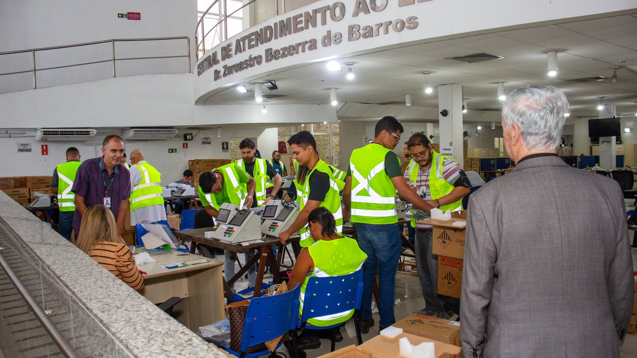 Presidente do TRE-AL acompanha procedimento de carga das urnas para as eleições 2024