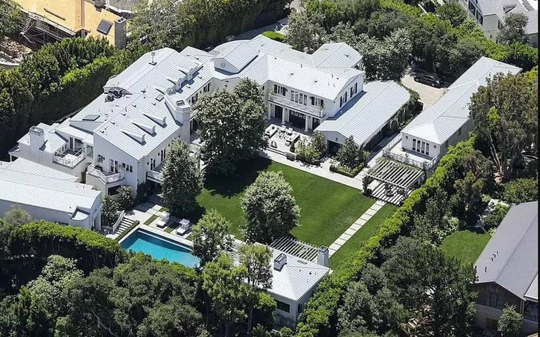 Após pedido de divórcio, Jennifer Lopez e Ben Affleck continuam tentando vender mansão de R$ 356 milhões; veja fotos