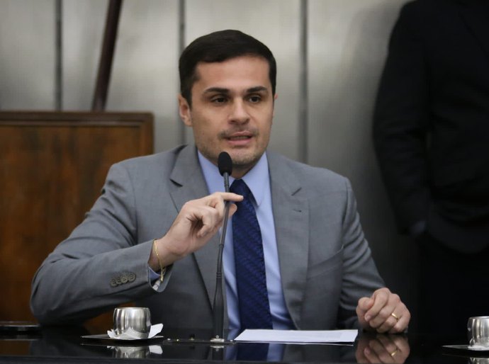 Surto de meningite: Alexandre Ayres volta a cobrar fornecimento de vacina contra a meningite tipo B pelo SUS