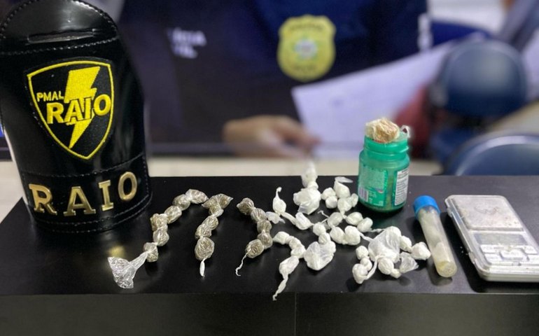 Drogas e armas de fogo são apreendidas em ações da PM na capital e interior