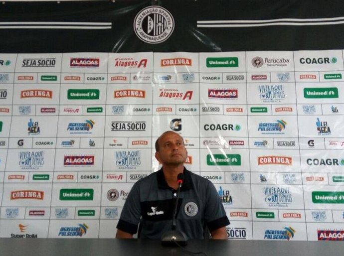 Técnico alvinegro aponta adversário difícil, mas mostra confiança na equipe