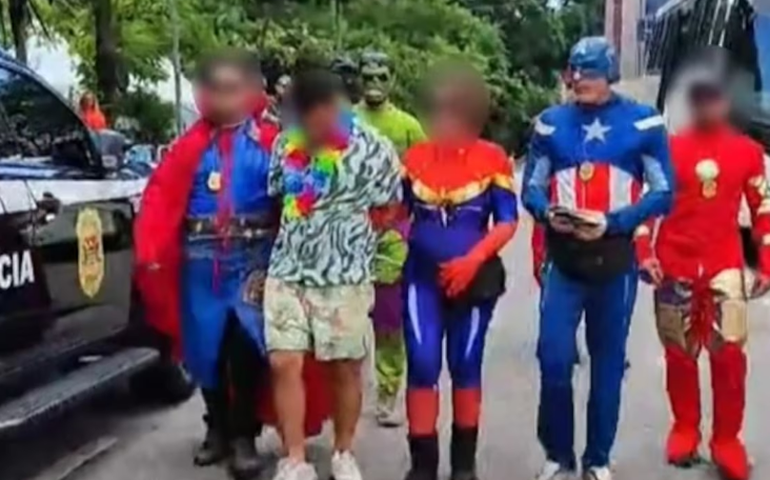 Policiais fantasiados de 'Liga da Justiça' prendem ladrões de celular em bloco em SP