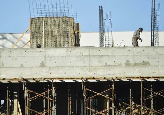 Intenção de investimento da indústria da construção cai ao menor nível em 28 meses, diz CNI