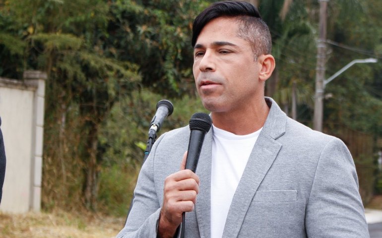 Partido decide expulsar prefeito que defendeu 'castrar meninas' para controle populacional