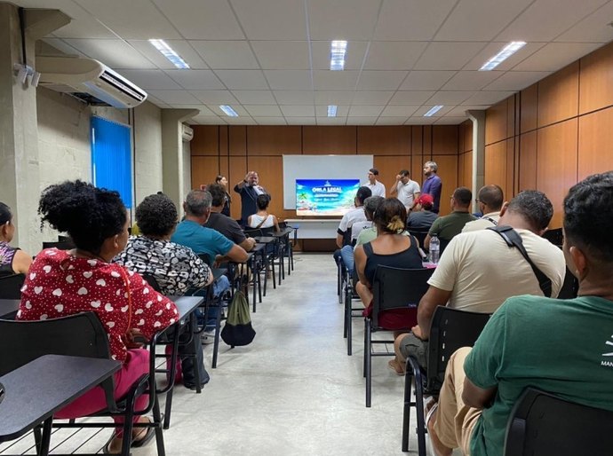 Ambulantes fazem capacitação sobre novas regras de comércio na faixa de areia