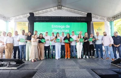 Prefeita de Novo Lino representa AMA em entrega de equipamentos da agricultura