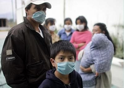 Moradores da cidade mexicana de Xonacatlán vestem máscaras cirúrgicas, próximo à casa onde mora um dos mortos pelo surto de gripe suína no país
