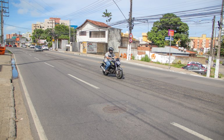 Obras de reparo asfáltico interditam trecho da Avenida Gustavo Paiva