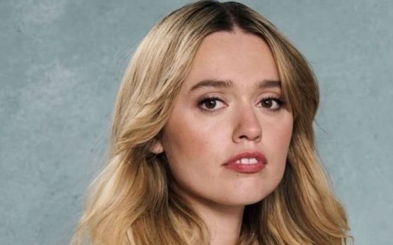 Atriz de 'The White Lotus' explica reação à piada de humorístico: 'Não sou frágil'