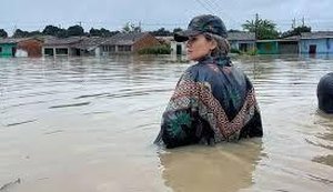 Ex-prefeita em ação durante fortes chuvas. Fonte: Internet