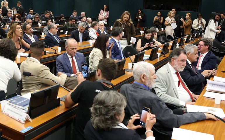 Pedido de vista adia votação da PEC do fim da 6x1 na CCJ da Câmara