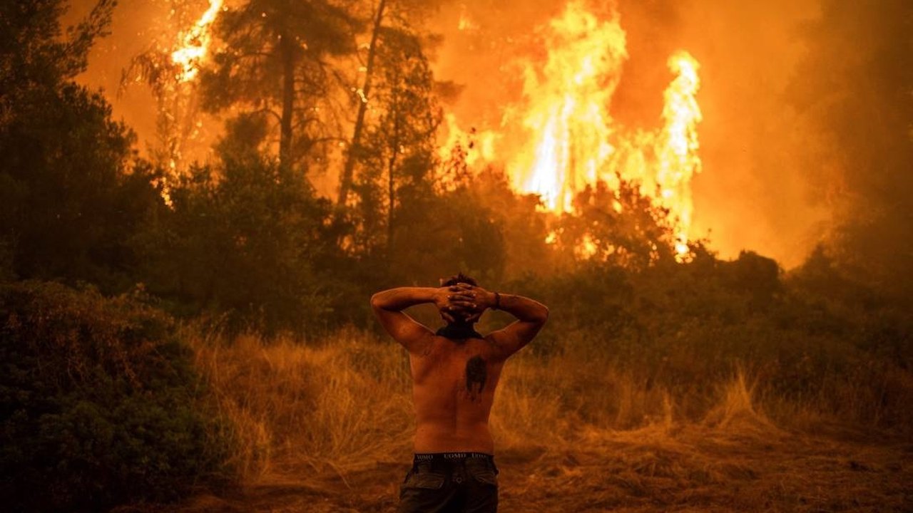 Ilhas da Grécia são esvaziadas por conta de incêndios florestais que já duram uma semana