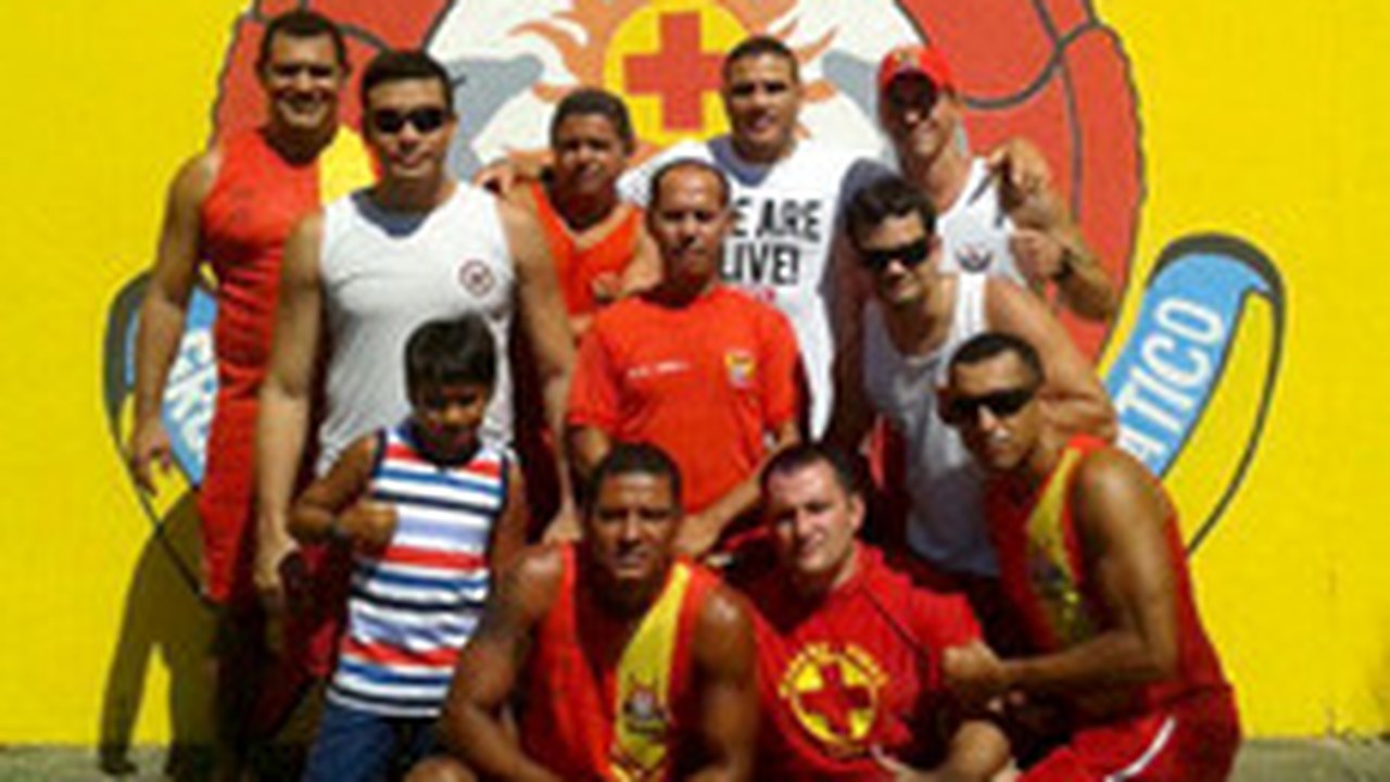Atleta de MMA visita Salvamento Aquático do Corpo de Bombeiros