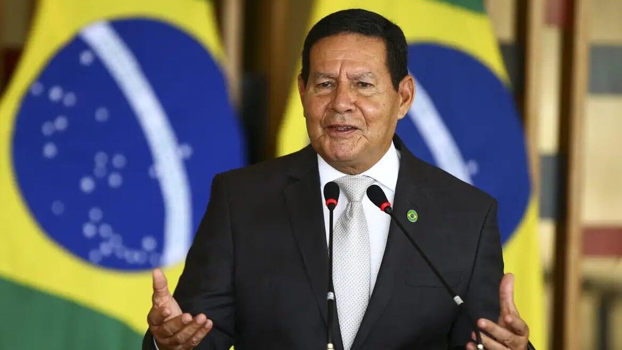 Acampados em quartéis pediam por algo 'totalmente inviável', diz Mourão em depoimento