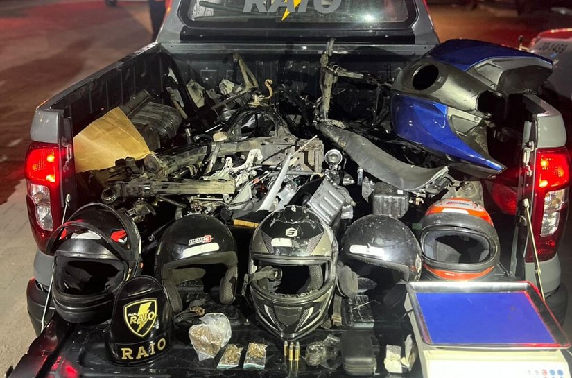 PM flagra desmanche de motocicletas em residência no Clima Bom